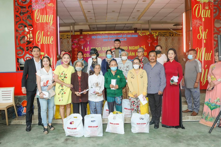 Miss Do Thi Ha, Thien An and Meritorious Artist Trinh Kim Chi bring Tet to the needy photo 11