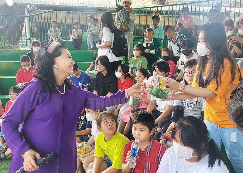 People's Artist Kim Cuong took children orphaned by COVID-19 to the circus and puppet shows;  Life of comedian Vu Quang at the age of U70 photo 3