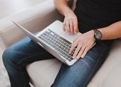 Đặt laptop trên đùi có thực sự gây vô sinh?