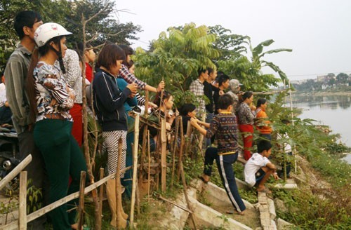 Phát hiện xác thai nhi không đầu trôi sông ảnh 1