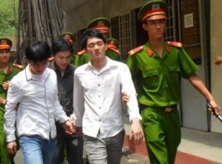 Gây hấn với đội đặc nhiệm hình sự, nhóm côn đồ lĩnh án ảnh 1
