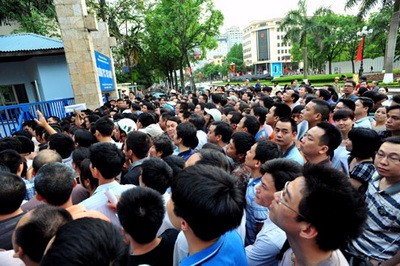 Đạp đổ cổng trường, xô đẩy xin học lớp 1 ảnh 3