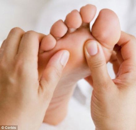 Bấm huyệt: Một phương thuốc giảm đau hiệu quả ảnh 1