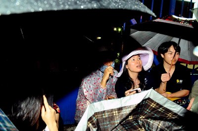 Đạp đổ cổng trường, xô đẩy xin học lớp 1 ảnh 2