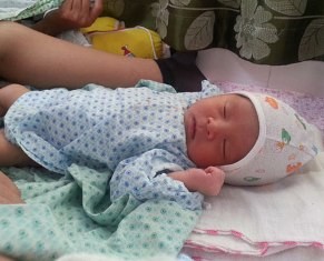 Cả 5 bé sơ sinh bị nữ điều dưỡng đánh rơi đã được về nhà ảnh 1
