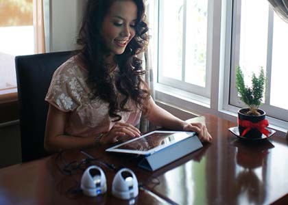 Người đẹp bên phụ kiện hi-tech mùa Giáng sinh ảnh 6