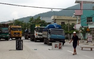 Dân mang thùng, giường ra đường chặn xe ben gây ô nhiễm ảnh 1
