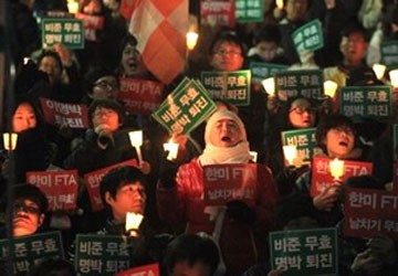 Hàn Quốc: Biểu tình phản đối thông qua FTA với Mỹ ảnh 1