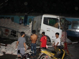 Tàu hỏa và xe tải va chạm, lái tàu bị thương nặng ảnh 1