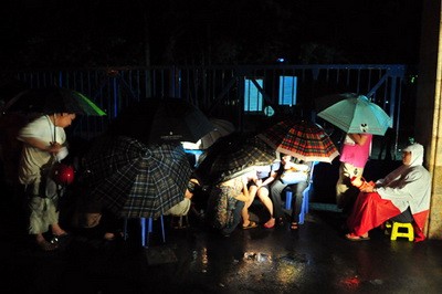Đạp đổ cổng trường, xô đẩy xin học lớp 1 ảnh 1