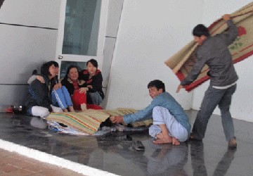 Rơi từ độ cao 10 m, một bảo vệ tử vong ảnh 1