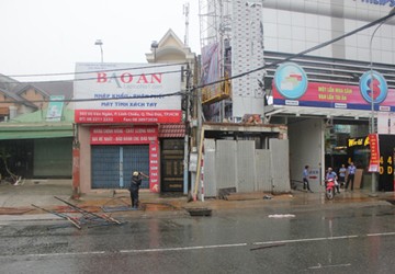 Giông gió giật sập giàn giáo cao hàng chục mét ảnh 2