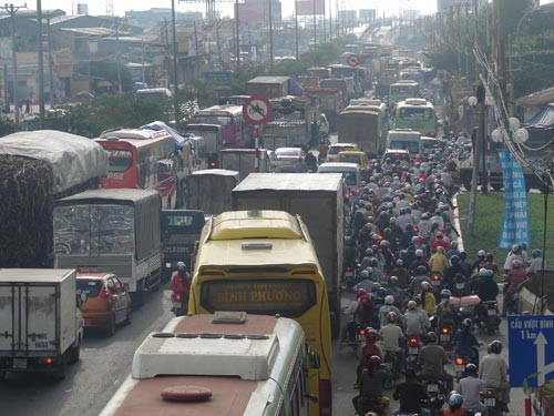 Xe tải tông chết người bỏ chạy, QL1A tê liệt ảnh 2