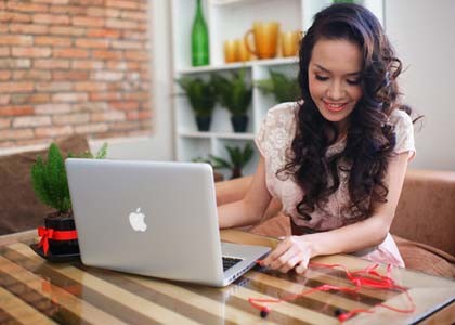 Người đẹp bên phụ kiện hi-tech mùa Giáng sinh ảnh 2