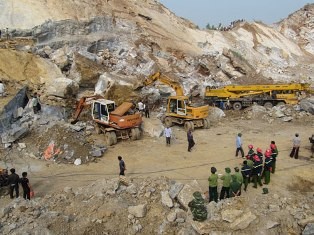 Trả hồ sơ điều tra bổ sung vụ sập mỏ đá Lèn Cờ ảnh 1