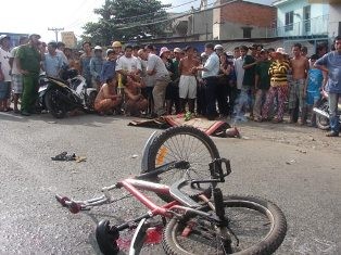 Xe tải tông chết người bỏ chạy, QL1A tê liệt ảnh 1