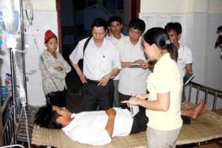 Ăn thịt trâu chết do rắn cắn, 60 người bị ngộ độc ảnh 1