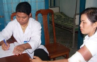 Một cán bộ xã thuê côn đồ đánh vợ ảnh 1