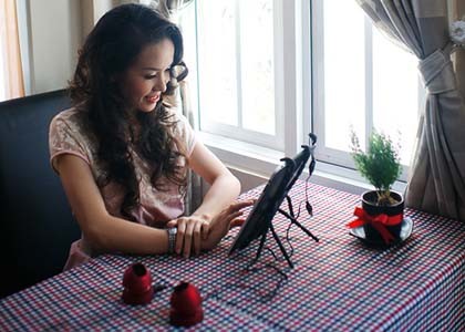 Người đẹp bên phụ kiện hi-tech mùa Giáng sinh ảnh 5