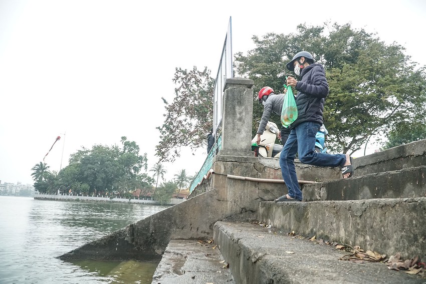 Người dân Hà Nội tấp nập thả cá phóng sinh ngày ông Công ông Táo ảnh 1