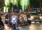 Người dân nô nức xuống phố vui xuân đón giao thừa