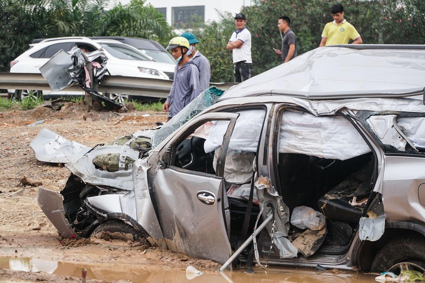 Toyota Fortuner bị hất bay khỏi cao tốc nát tan tành sau cú va chạm xe  sang tại Đại lộ Thăng Long