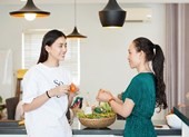 Hoa hậu Tiểu Vy quấn quýt bên mẹ nấu ăn nhân ngày 8/3
