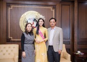 Hoa hậu Đỗ Thị Hà xúc động bật khóc trong ngày về thăm trường