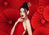 Hoa hậu Đỗ Hà diện yếm đỏ, khoe lưng trần gợi cảm trong bộ ảnh Tết