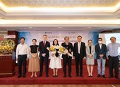 Nhiều phụ huynh 'bơi' để tìm sách song ngữ cho con ở TP.HCM