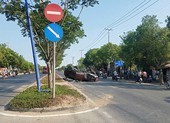 Phụ nữ, trẻ em gào thét trong ô tô lật ở Bình Chánh