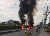 Xe ben lật, bốc cháy dữ dội trên QL 1A qua quận 12