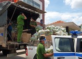 Công an quận Bình Tân tiếp nhận quà hỗ trợ và chuyển đến tận tay giúp dân