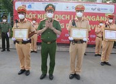 3 CSGT ở TP.HCM được Thứ trưởng Bộ Công an tới tận chốt trao bằng khen