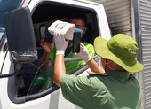 Lực lượng trực chốt tự chế ‘ống’ camera để quét mã QR