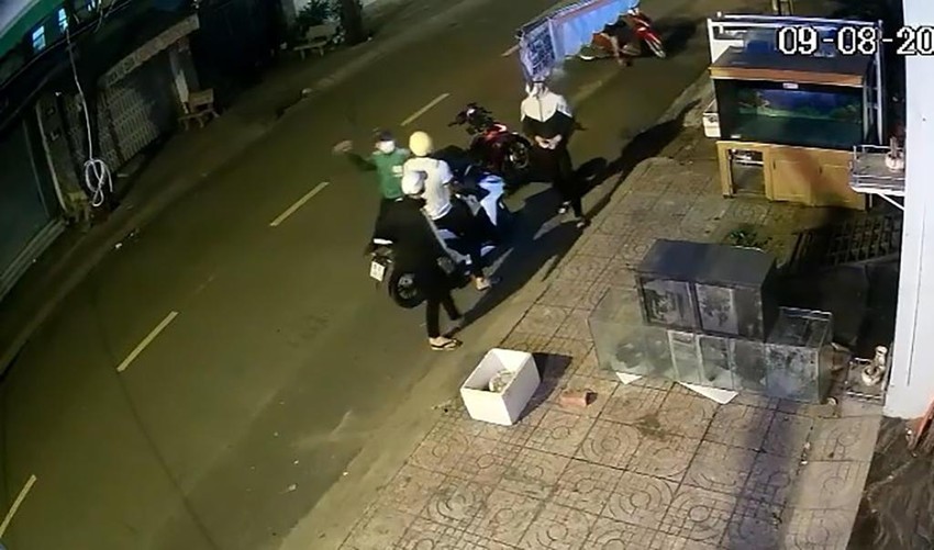 Chặn đường, đánh người, xịt hơi cay nghi cướp xe ở Tân Phú