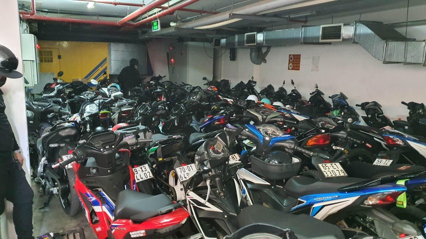 CSGT phát hiện hàng trăm xe máy độ chế tại 1 căn nhà ở Bình Thạnh