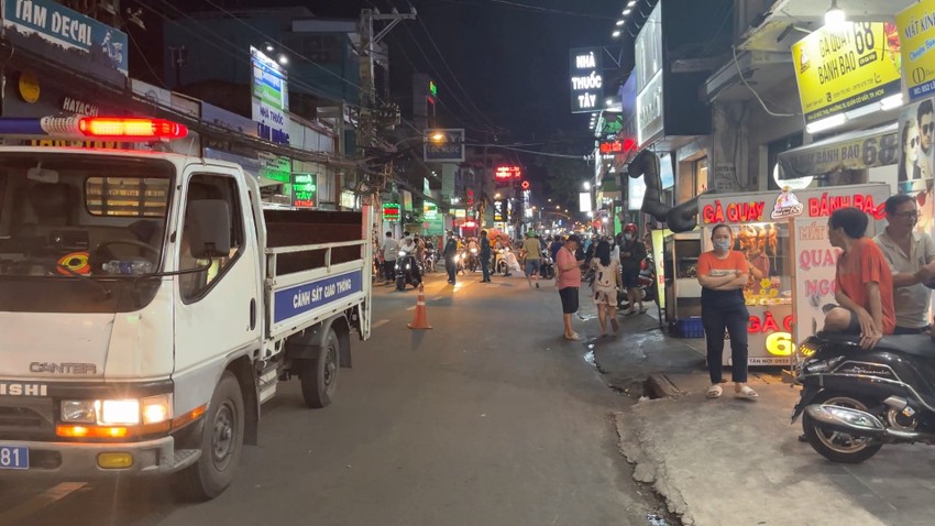 The man was killed by a bus on Le Duc Tho Street Photo 2