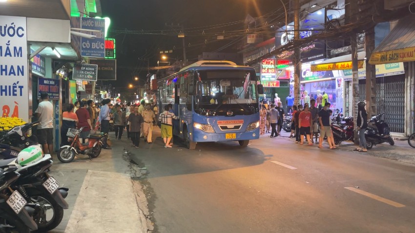 The man was run over by a bus and died on Le Duc Tho Street, photo 3