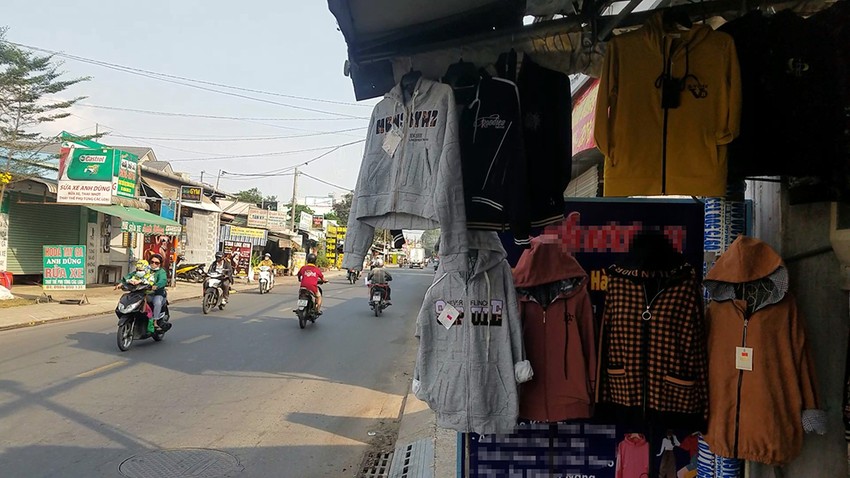 A woman riding a SH car stole a shirt from a fashion store photo 3