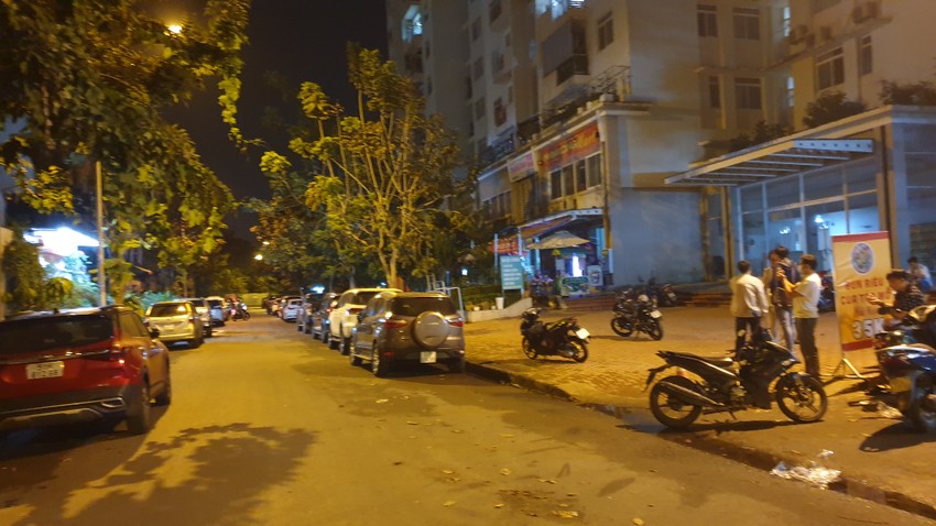 After the arrest, the police stationed in front of Mrs. Han Ni's house at night, photo 2