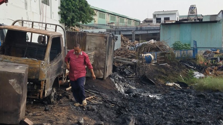 Fire at the landfill spread to old damaged trucks in Binh Tan Photo 4