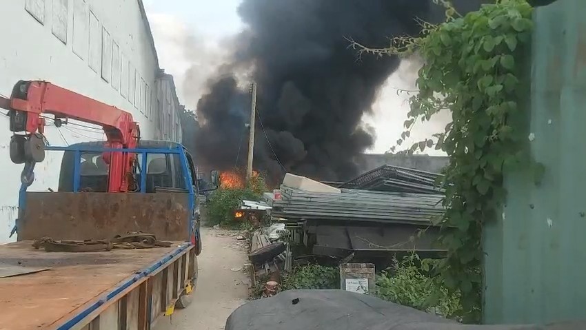 Fire at the landfill spread to old damaged trucks in Binh Tan Photo 2