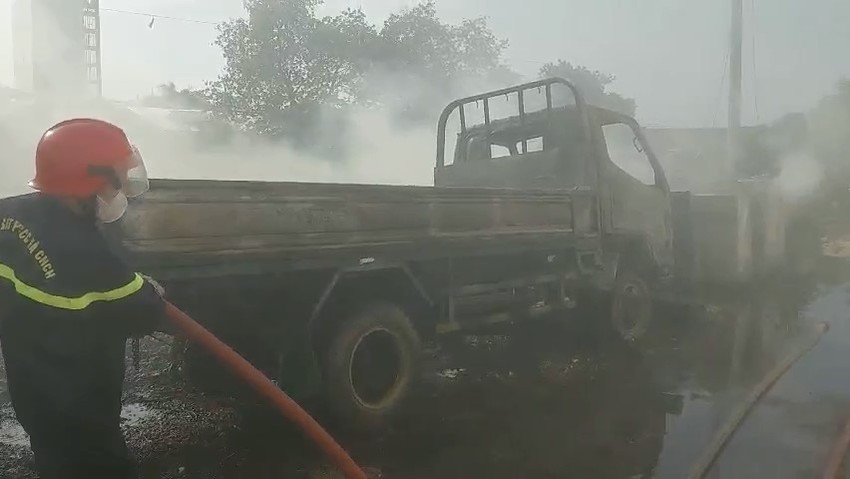 Fire at the landfill spread to old damaged trucks in Binh Tan Photo 3