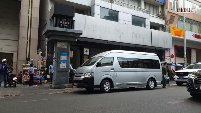 Công an phong tỏa, kiểm tra chi nhánh công ty tài chính ở quận 1 ảnh 2