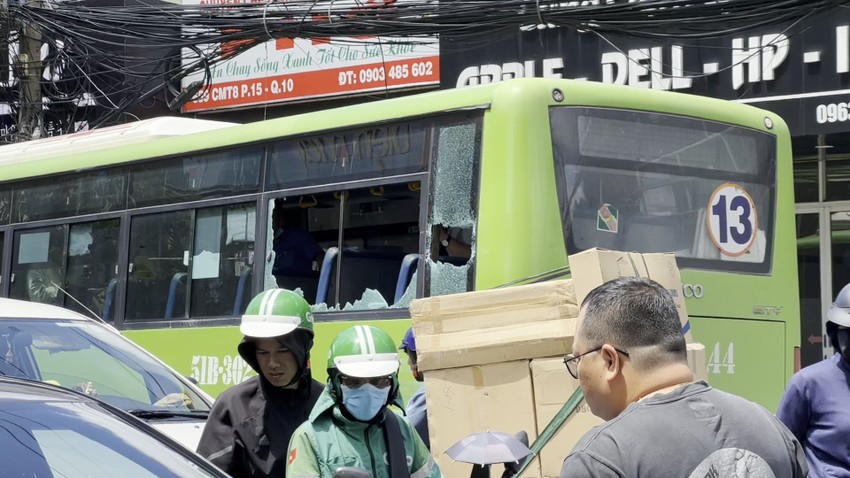 Xe buýt nghi mất phanh tông nhiều ô tô dừng đèn đỏ ảnh 2