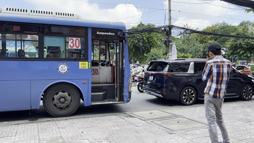 Xe buýt nghi mất phanh tông nhiều ô tô dừng đèn đỏ ảnh 1