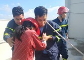 Hàng chục cảnh sát giải cứu cô gái định nhảy chung cư vì buồn
