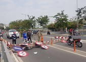 Ô tô tải kéo ngã thanh chắn chiều cao, đè bẹp một xe máy