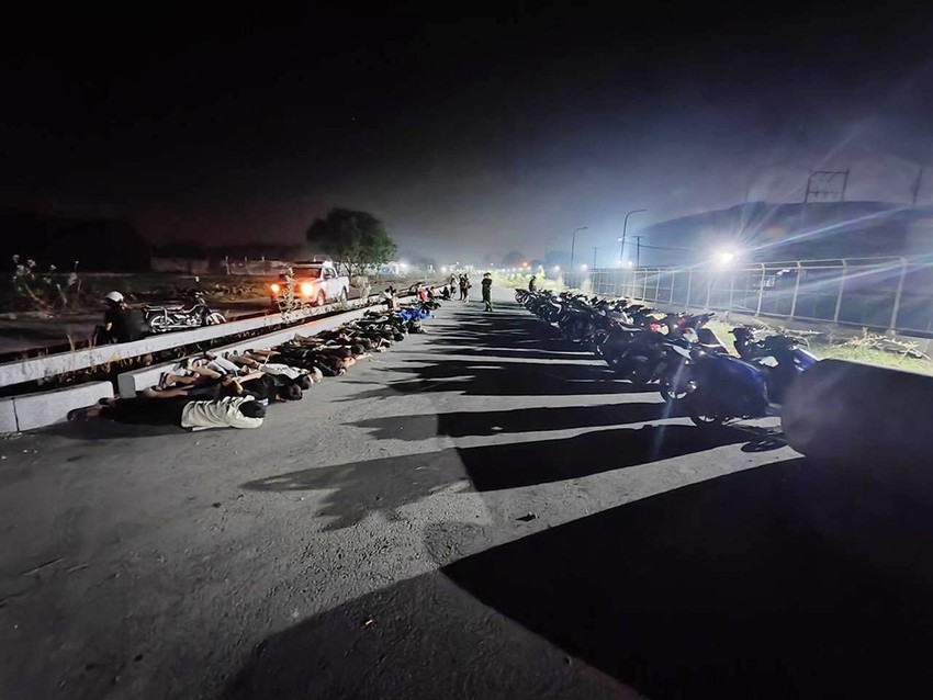 Phòng CSGT TP.HCM vây bắt 2 nhóm đua xe, tạm giữ 69 người  ảnh 1